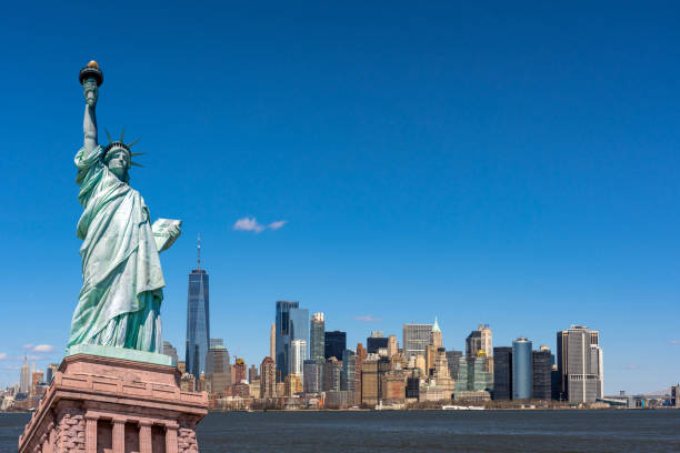 статуя свободы над сценой нью-йоркской стороны реки городской пейзаж, расположение которого ниже manhattan,архитектура и здание с туристическо - statue of liberty usa new freedom стоковые фото и изображения