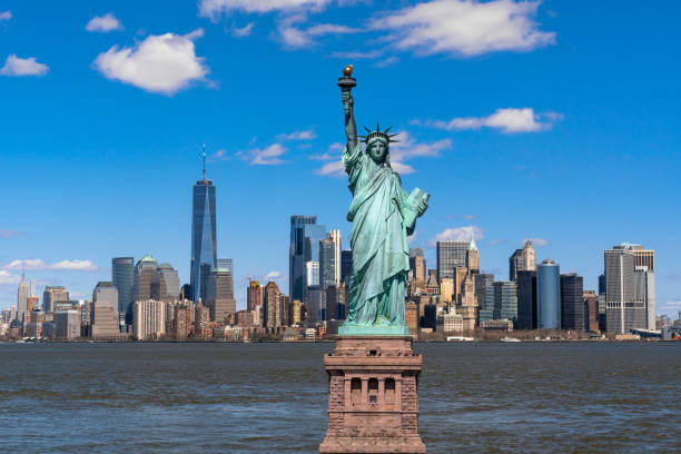 die freiheitsstatue über der szene des new yorker stadtbildes flussseite, die lage ist lower manhattan, architektur und gebäude mit touristischem konzept - lowering sky stock-fotos und bilder