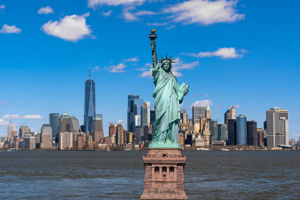 위치가 낮은 맨해튼, 건축 및 관광 개념으로 건물 뉴욕 도시 경관 강 측의 장면을 통해 자유의 여신 - new york city skyline new york state freedom 뉴스 사진 이미지