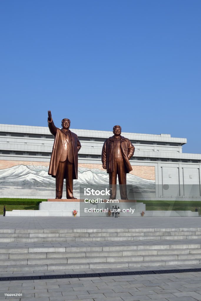 Pyongyang, Corea del Norte. Estatua de bronce de Kim Il Sung y Kim Jong Il en la colina de Mansu - Foto de stock de Aire libre libre de derechos