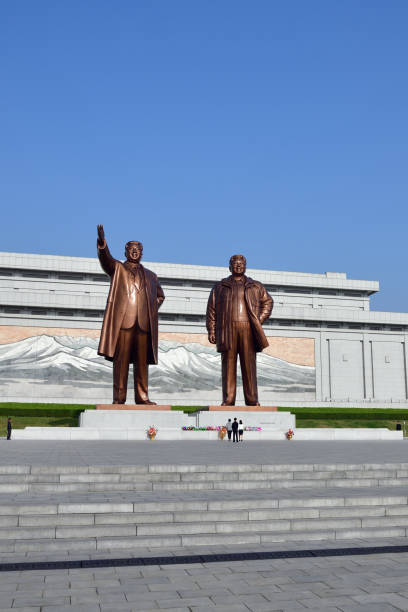 pyongyang, corea del norte. estatua de bronce de kim il sung y kim jong il en la colina de mansu - kim jong il fotografías e imágenes de stock