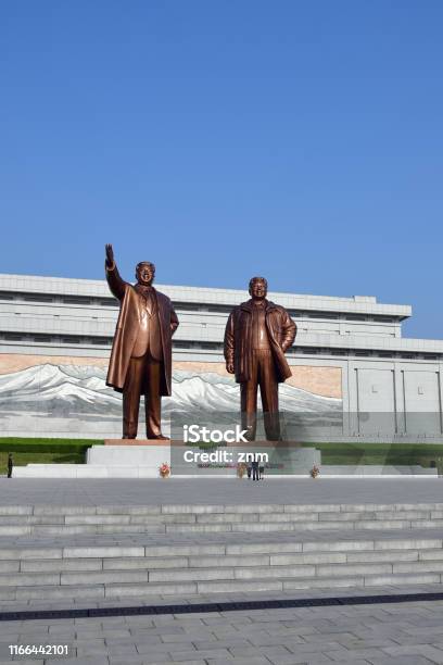 Pyongyang Corea Del Norte Estatua De Bronce De Kim Il Sung Y Kim Jong Il En La Colina De Mansu Foto de stock y más banco de imágenes de Aire libre