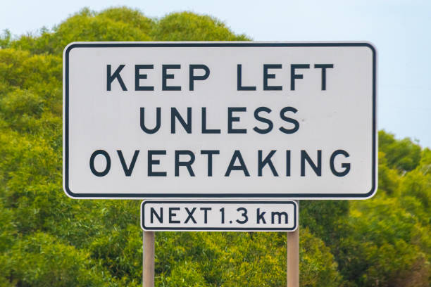 manténgase a la izquierda a menos que aderese a la señal de la calle en australia - rebasar fotografías e imágenes de stock
