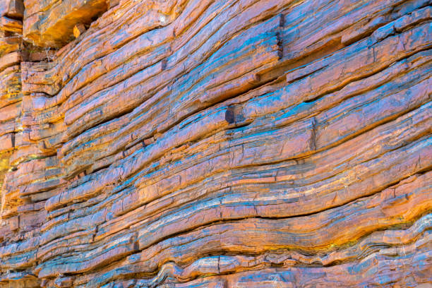 ชั้นของแร่ใยหินธรรมชาติที่ส่องแสงสีฟ้าที่อุทยานแห่งชาติ karijini - asbestos mineral ภาพสต็อก ภาพถ่ายและรูปภาพปลอดค่าลิขสิทธิ์