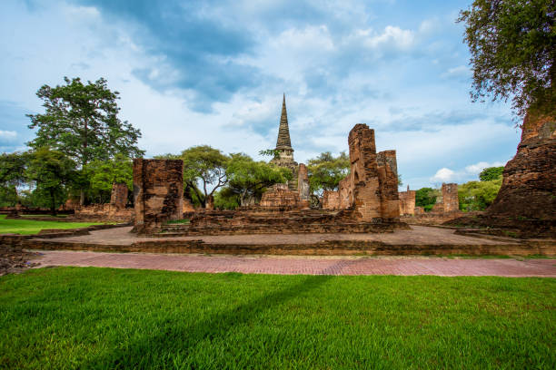 таиланд, аютхайя, ват чайватнарам, старая руина, построенная структура - wat chaiwattanaram стоковые фото и изображения