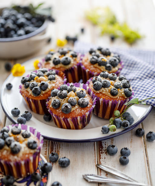 muffins de myrtille sur une plaque sur une table en bois blanche, plan rapproché. - little cakes photos et images de collection