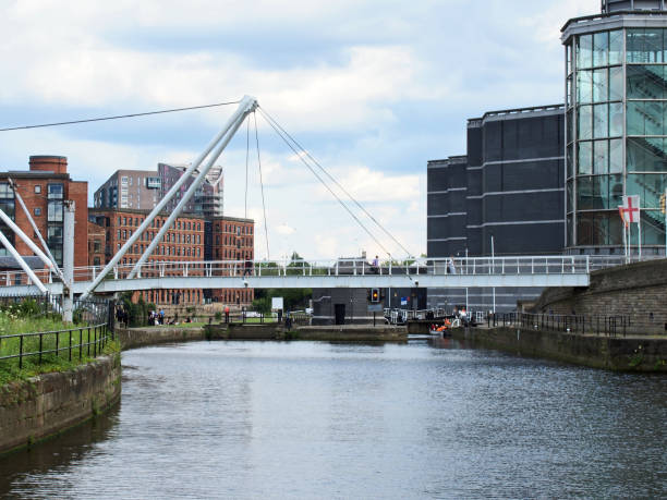 knights bridge crossing the river aire in leeds next to the dock entrance and the royal armouries museum - leeds england yorkshire canal museum imagens e fotografias de stock