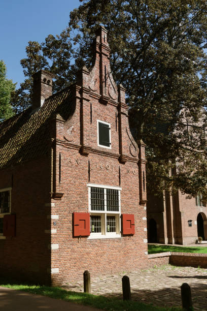 old town hall, anno 1601, en schoorl, países bajos - schoorl fotografías e imágenes de stock