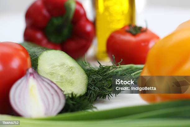 Multicolori Verdure Per Insalata Su Sfondo Bianco - Fotografie stock e altre immagini di Alimentazione sana - Alimentazione sana, Bianco, Bulbo