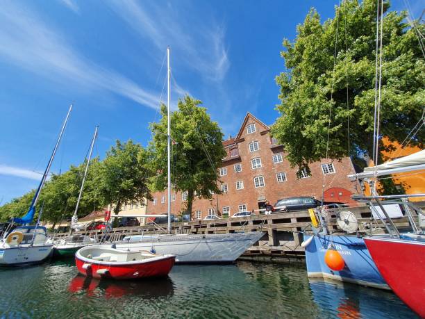 Christianshavns Kanal July 2019. Buildings and sailboats along Christianshavns Kanal in Copenhagen. The canal is located in the Christianshavn neighbourhood and is known for its active sailing environment with many houseboats and sailing vessels, especially in the northern part of the canal. kanal stock pictures, royalty-free photos & images