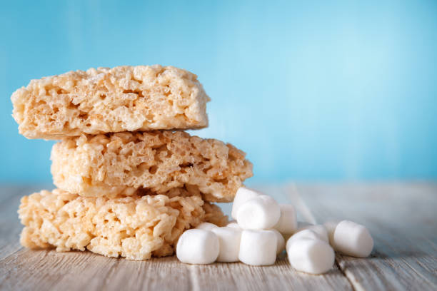 rice crispy treats - crispy fotografías e imágenes de stock