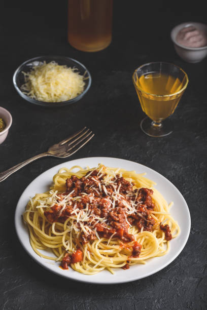 espaguete com molho bolonhês - food and drink cheese grated bowl - fotografias e filmes do acervo