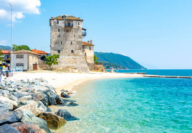 torre bizantina di ouranoupolis, penisola di athos, calcidica, grecia - vacations halkidiki beach sand foto e immagini stock