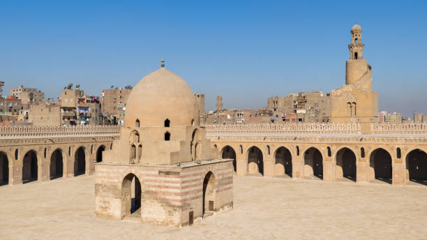 двор ибн тулуна общественной исторической мечети с фонтаном омовения и минаретом, каир, египет - fountain courtyard tile wall стоковые фото и изображения