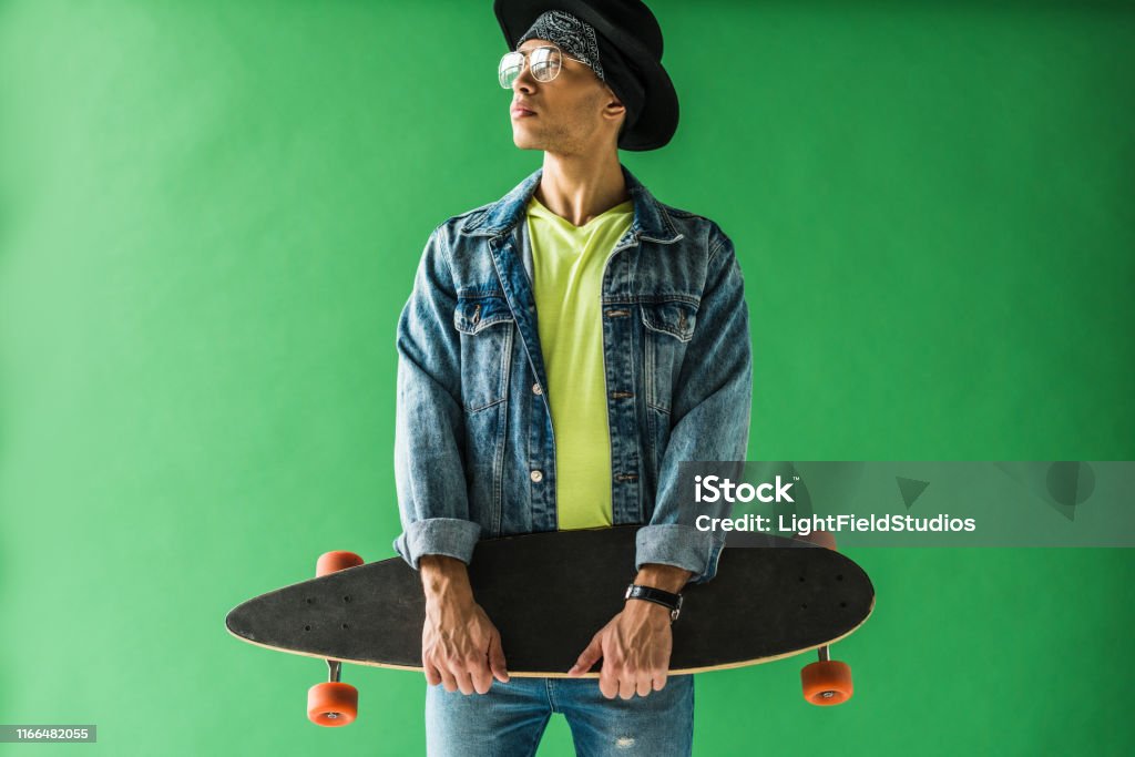 Activeren Populair jongen Stylish Mixed Race Man In Denim Posing With Skateboard On Green Screen  Stock Photo - Download Image Now - iStock
