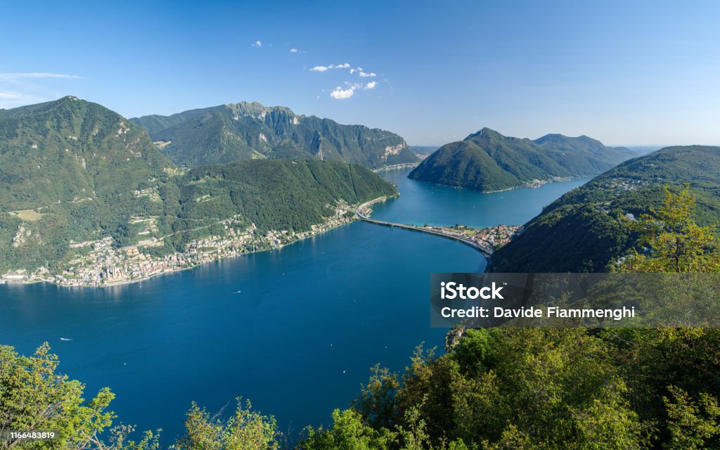 Monte San Salvatore, Lugano, Svizzera, 03 agosto 2019 - Vista panoramica sul lago di Lugano dal punto panoramico di San Salvatore (912 m) - Foto stock royalty-free di Lugano
