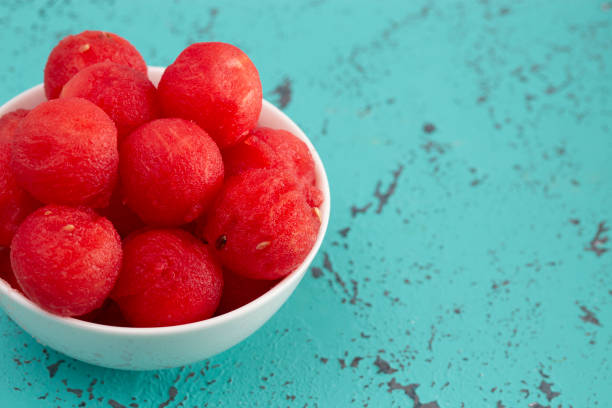 bolas de sandámela jugosas en una superficie afligida en el mar - melon balls fotografías e imágenes de stock