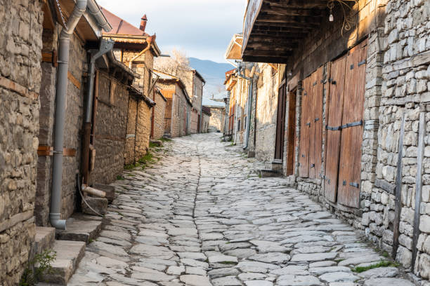 rua de cobblestone huseynov na vila de lagic na região de ismayilli de azerbaijan - outpost - fotografias e filmes do acervo