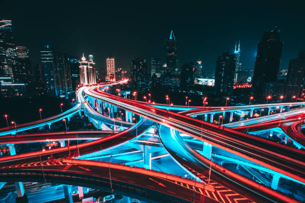 intersección de autopistas elevada en shanghai por la noche - shanghai car speed driving fotografías e imágenes de stock