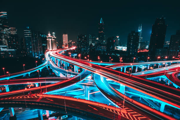 incrocio autostradale elevato a shanghai di notte - light trail shanghai city street city foto e immagini stock