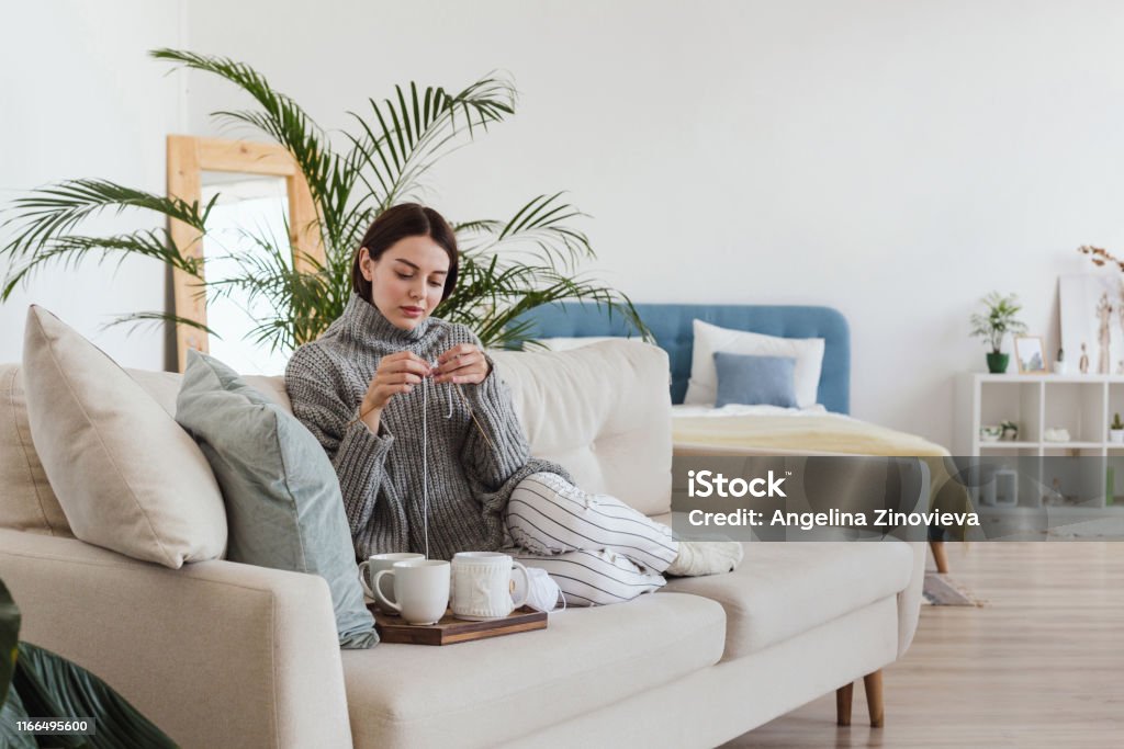 marmeren ze volwassen Girl In A Warm Gray Sweater Knits Sitting On A Sofa In A Cozy Interior Hygge Stock Photo - Download Image Now - iStock marmeren ze volwassen Girl In A Warm Gray Sweater Knits Sitting On A Sofa In A Cozy Interior Hygge Stock Photo - Download Image Now - iStock