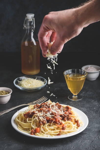 espaguetis con salsa boloñesa - grated fotografías e imágenes de stock