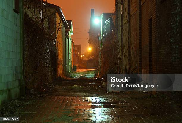 Beco - Fotografias de stock e mais imagens de Ao Ar Livre - Ao Ar Livre, Aterrorizado, Bairro de Lata