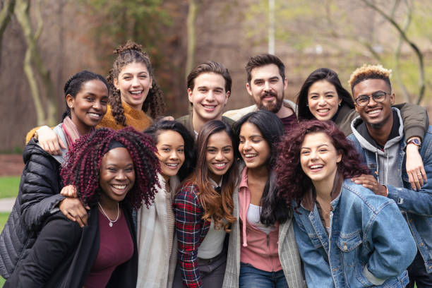 multi-ethnic gruppe von universitätsstudenten posiert - community group of people multi ethnic group friendship stock-fotos und bilder