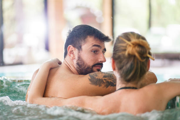 homme et femme dans le bain à remous à la station thermale - hidromassage inside of wet luxury photos et images de collection