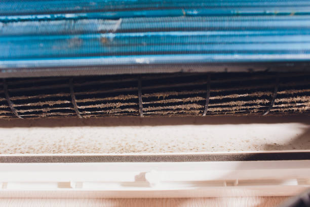 istock Male technician cleaning air conditioner indoors. service 1166511429