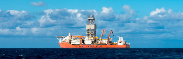 west capella bohrschiff für offshore-tiefseebohrungen im atlantischen ozean bei teneriffa, spanien - drillship stock-fotos und bilder