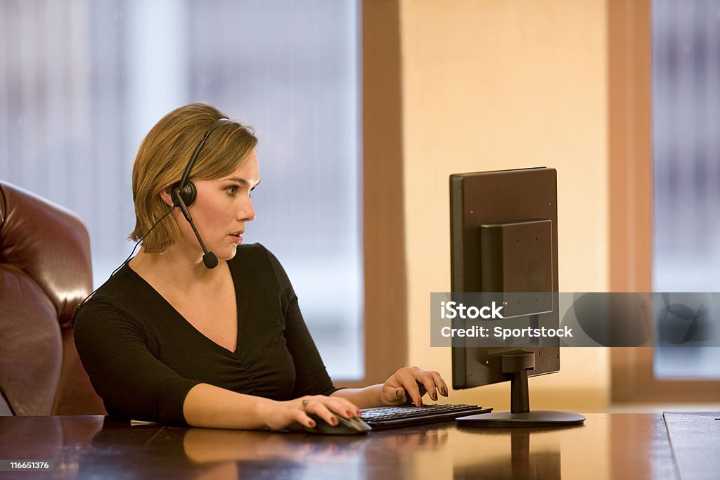 Giovane donna d'affari che lavorano su Computer - Foto stock royalty-free di Abbigliamento da lavoro