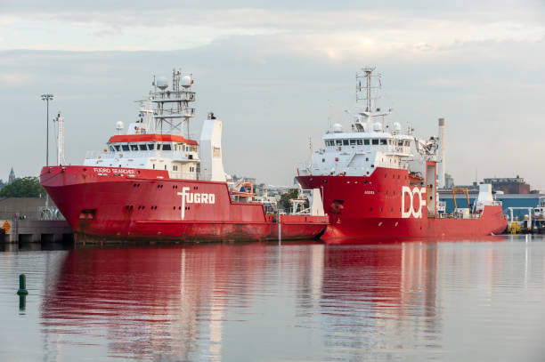 navi da rilevamento fugro searcher e dof geosea attraccate a new bedford - searcher foto e immagini stock