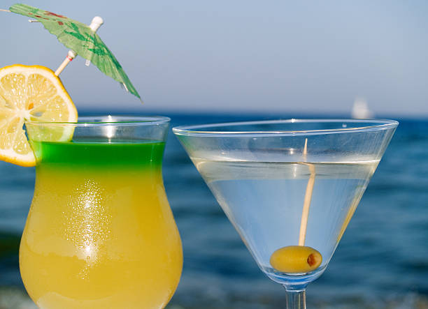 cocktail sulla spiaggia - umbrella two objects cocktail drink foto e immagini stock