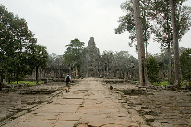 アンコールトムにカンボジア - ancient angkor wat footpath stone ストックフォトと画像