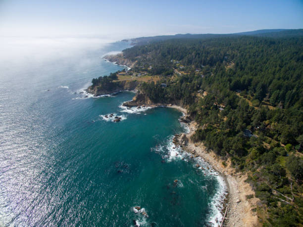 aéreo de la costa norte de california con bosque y océano - california coastline beach cliff fotografías e imágenes de stock