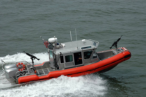лодка с guns от нас береговая охрана - usa coast guard ship nautical vessel стоковые фото и изображения