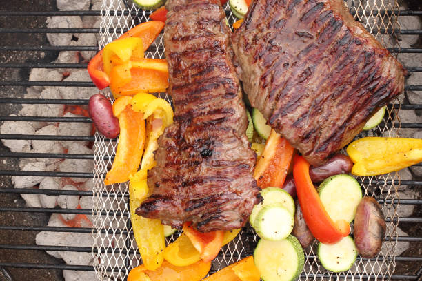 그릴에 쇠고기 스테이크 - steak close up grilled skirt steak 뉴스 사진 이미지