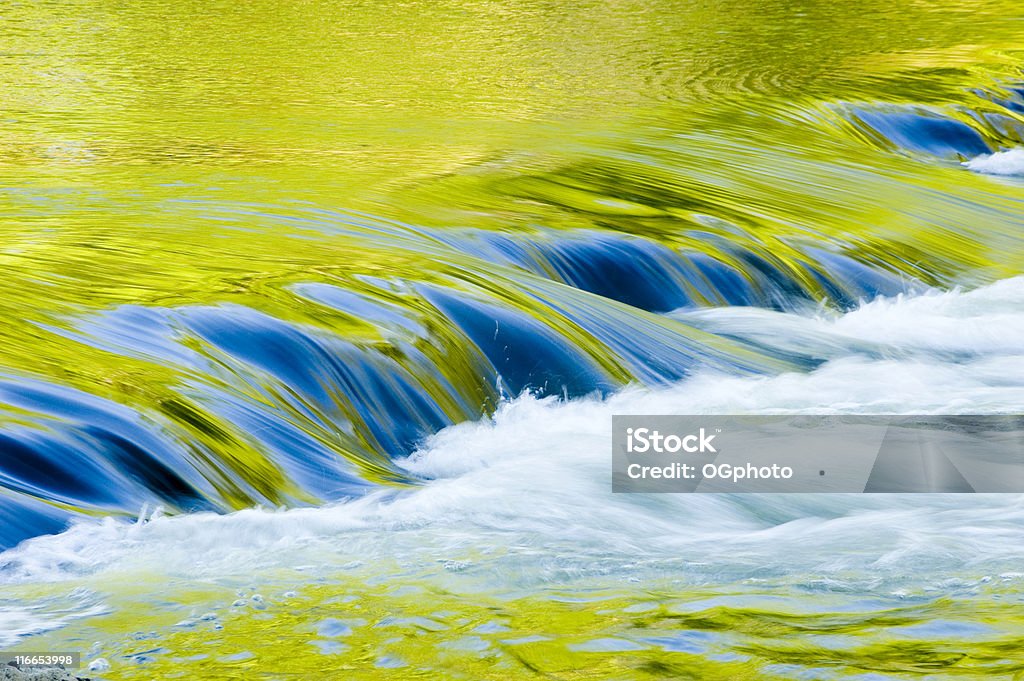Отражение в поток - Стоковые фото Абстрактный роялти-фри