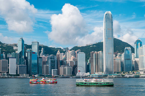 skyline de hong kong e porto de victoria - hong kong - fotografias e filmes do acervo