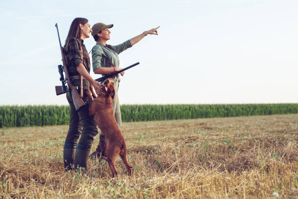 mujeres cazadoras con perro de caza - rifle shotgun hunting camouflage fotografías e imágenes de stock