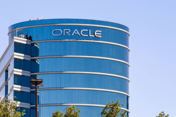 Oracle corporate headquarters in Silicon Valley August 1, 2019 Redwood City / CA / USA -  Oracle corporate headquarters in Silicon Valley; Oracle Corporation is a multinational computer technology company specializing in database management systems oracle building stock pictures, royalty-free photos & images