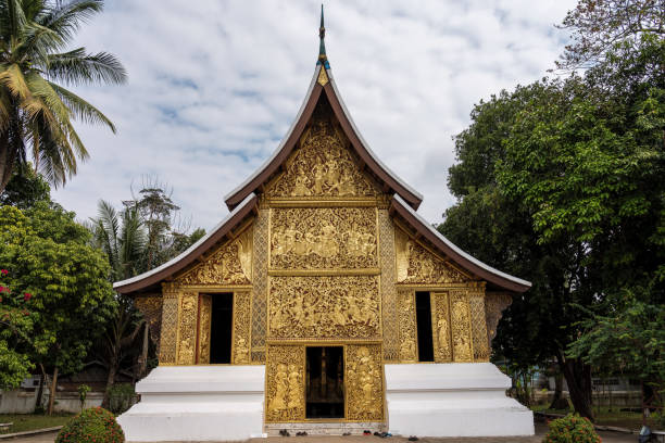 wat xieng thong o el templo de la ciudad dorada en luang prabang, laos. - tanga fotografías e imágenes de stock