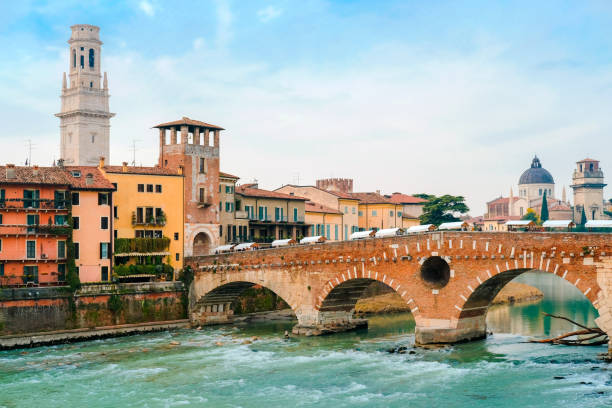 römische bogenbrücke über die etsch in verona. historisches zentrum der europäischen stadt. romantische sehenswürdigkeitenreise nach italien - verona italy bridge ponte pietra italy stock-fotos und bilder