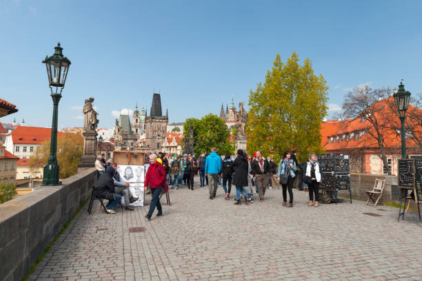 観光客はヴルタヴァの上にカレル橋を歩く - tourist day prague crowd ストックフォトと画像