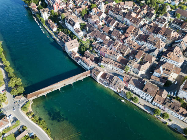 zdjęcie lotnicze szwajcarskiego starego miasta diessenhofen ze starym drewnianym zadaszonym mostem nad renem - thurgau zdjęcia i obrazy z banku zdjęć