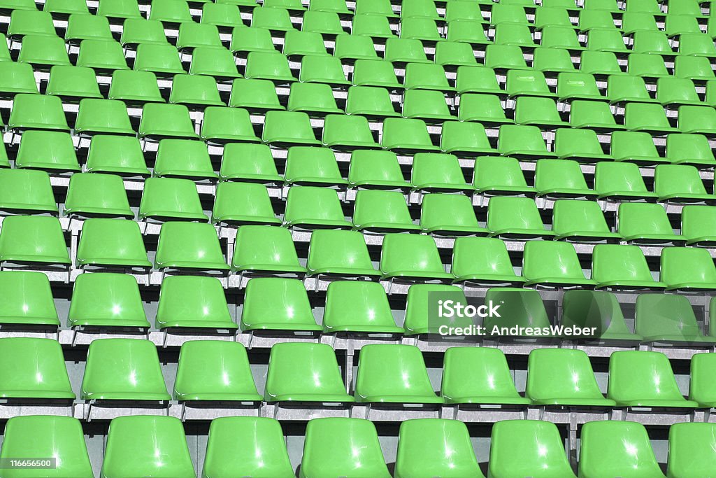 Verde posti a sedere in uno stadio - Foto stock royalty-free di Atrio - Stabilimento per il trasporto
