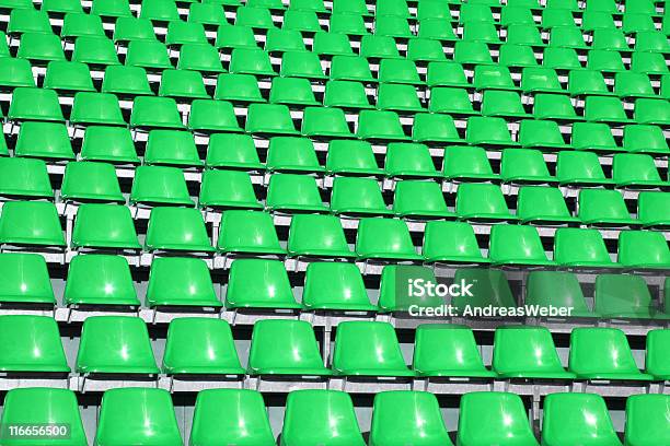 Foto de Assentos Verdes Em Um Estádio e mais fotos de stock de Assento - Assento, Beleza, Concurso - Edifício de transportes