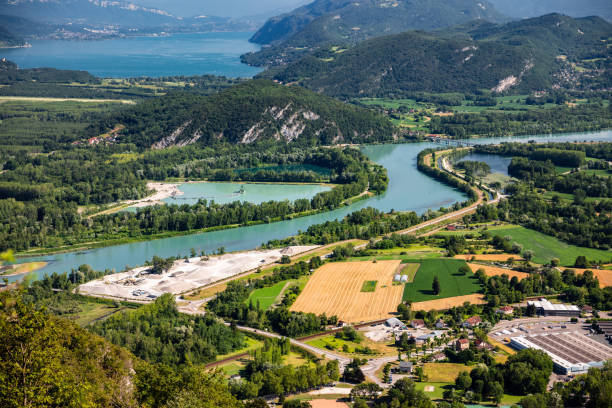 schöne luftaufnahme französische sommerlandschaft vom grand colombier gipfel in der mitte der bugey berge im departement ain, mit rhone fluss, lebendige grüne felder und lake bourget in savoie - factory green industry landscape stock-fotos und bilder