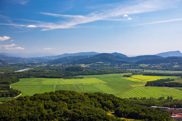 Luftaufnahme der wunderschönen französischen Landschaft inmitten der Bugey-Berge, in der Region Ain,Auvergne-Rhone-Alpes, mit lebendigen grünen Feldern während eines sonnigen Sommertages – Foto